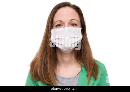 Jeune femme portant un masque de protection contre le coronavirus, isolée sur fond blanc Banque D'Images