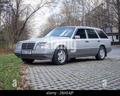 CHISINAU, MOLDAVIE-MARСH 19, 2020: 1994 Mercedes-Benz Classe E, S124 Estate (W124 Post-facelift) Banque D'Images