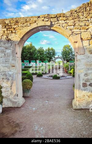 Jardin verdoyant avec plantes et fleurs à l'Écomusée d'Alsace, l'esco musée d'Alsace Banque D'Images