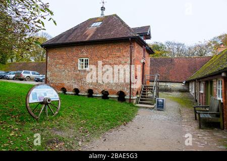 L'ancien Granary qui est maintenant une librairie de deuxième main dans la cour stable de Stourhead House, Wiltshire, Angleterre, Royaume-Uni Banque D'Images