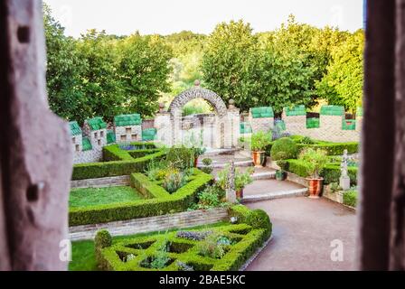 Jardin verdoyant avec plantes et fleurs à l'Écomusée d'Alsace, l'esco musée d'Alsace Banque D'Images