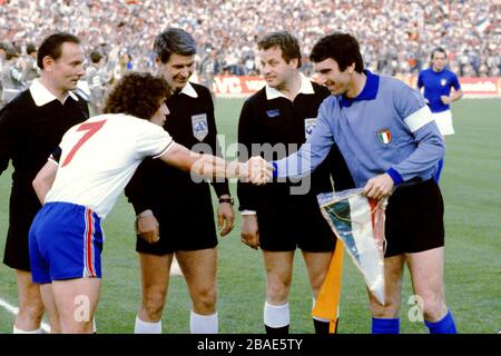 Le capitaine de l'Angleterre Kevin Keegan (à gauche) se secoue les mains avec le capitaine italien Dino Zoff (à droite) avant le match Banque D'Images