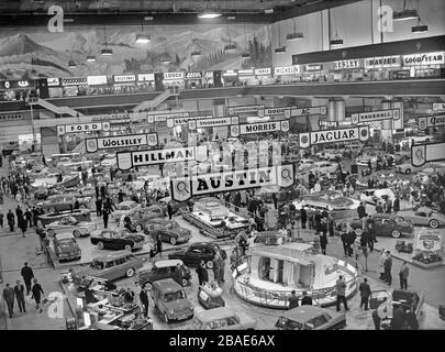 Photo noir et blanc vintage montrant une vue sur le London Motor Show à Earls court en 1961. Les fabricants visibles sont Jaguar, Austin, Hillman, Wolseley, Ford, Morris, Studebaker, Sunbeam, Vauxhall, AC, Dodge. Banque D'Images