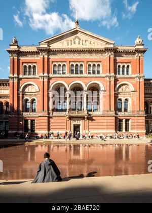 The John Madejski Garden, Victoria and Albert Museum, Londres, Royaume-Uni. Un touriste profitant de l'architecture et de la cour dans le centre du musée V&A. Banque D'Images