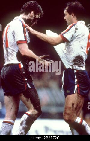 Ray Wilkins (r), l'Angleterre, offre un petit maillot propre à Tony Woodcock (l) Banque D'Images