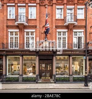 T. Goode & Co. Ltd. Faites vos achats en Chine, en argenterie et en verre à Mayfair, Londres, avec le sceau royal au-dessus de la porte. Banque D'Images