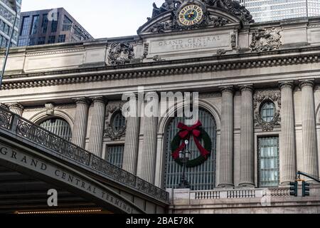 Grand Central terminal à Midtown Manhattan New York ville vue extérieure à la lumière du jour bas angle sans personne montrant le haut du bâtiment et son horloge Banque D'Images