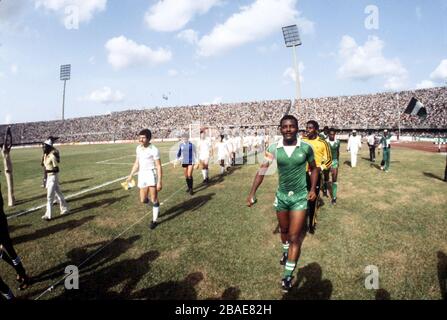 Les deux équipes sont dirigées sur le terrain par leurs capitaines, Ali Fergani (l) d'Algérie et Chukwu chrétien du Nigeria (r) Banque D'Images