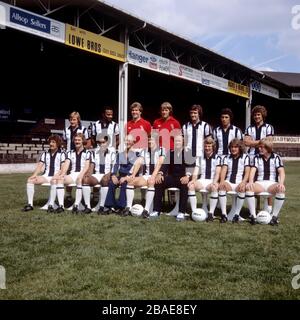 West Bromwich Albion squad 1979/80: (Back row, l-r) Derek Statham, Cyrille Regis, Tony Godden, David Stewart, Ally Brown, John Trewick, Bryan Robson; (front row, l-r) Tony Brown, Ally Robertson, Brendon Batson, physiothérapeute G Wright, John Wile, directeur Ron Atkinson, David Owen, Peter Barnes, Peter Mills Banque D'Images