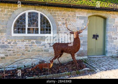 Sculptures réalistes de saules d'un cerf rouge et d'un renard dans la cour stable de Stourhead House; Wiltshire; Angleterre; Royaume-Uni Banque D'Images