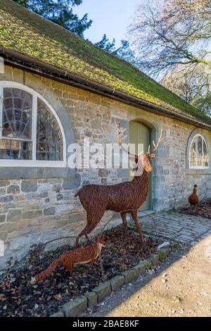 Sculptures réalistes de saules d'un cerf et d'un renard dans la cour stable de Stourhead House, Wiltshire, Angleterre, Royaume-Uni Banque D'Images