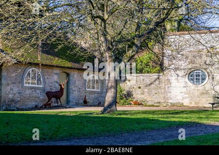 Sculptures réalistes de saules d'un cerf rouge et d'un renard dans la cour stable de Stourhead House; Wiltshire; Angleterre; Royaume-Uni Banque D'Images