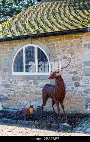 Sculptures réalistes de saules d'un cerf rouge et d'un renard dans la cour stable de Stourhead House; Wiltshire; Angleterre; Royaume-Uni Banque D'Images