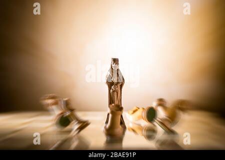 Сhess comme concept abstrait. Magnifique jeu d'échecs anciens sur le plateau d'échecs en marbre. Banque D'Images