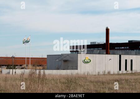 Skejby, Danemark - 24 mars 2020: Arla Nativa Arla Foods Global Innovation Center à Skejby, Danemark, construire dans le backgroung et le champ de graminées dans le Banque D'Images