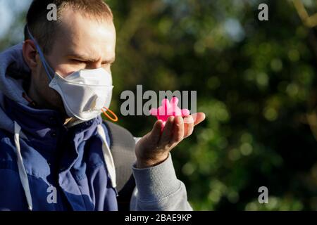 Jeune homme portant un masque de protection contre le virus Corona le garçon Covid 19 porte un masque pour empêcher le virus Corona covid-19 pendant une pandémie mondiale Banque D'Images