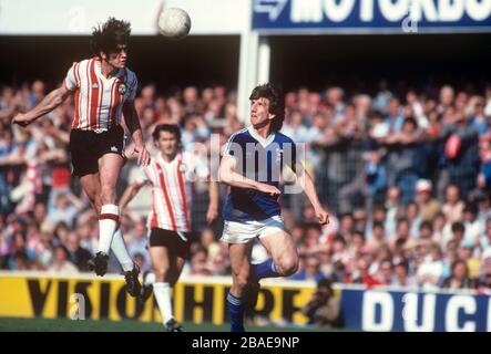 Dave Watson (l), de Southampton, dirige la balle alors que Paul Mariner, de la ville d'Ipswich, regarde Banque D'Images