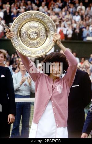 Virginia Wade avec le trophée Ladies à Wimbledon Banque D'Images