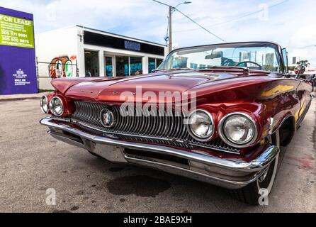 Vue de trois quarts avant d'une voiture cabriolet Buick garée sur un côté d'une route, quartier de Wynwood, Miami Florida, États-Unis. Banque D'Images