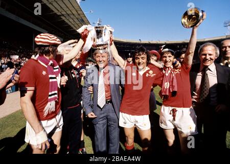 Tommy Docherty, responsable de Manchester United, a remporté le trophée FA Cup sur sa tête Banque D'Images