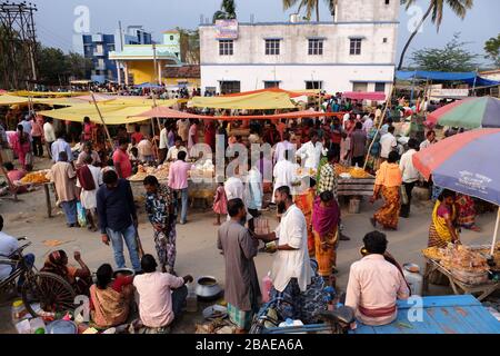 Marché local hebdomadaire dans le village de Chunakhali, Bengale occidental, Inde Banque D'Images