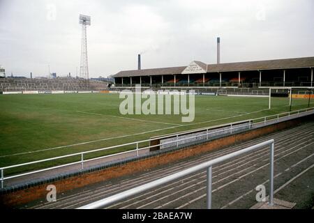 Meadow Lane, maison de Notts County FC montrant le Spion Kop (l) et le County Road stand (Jimmy Sirrel Stand) construit en 1925 et remplacé en 1992. Banque D'Images