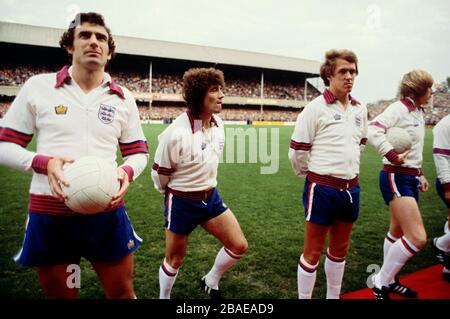 L'équipe d'Angleterre s'est formée pour les hymnes nationaux (de gauche à droite) : Trevor Brooking, Kevin Keegan, Phil Neal, Peter Barnes Banque D'Images