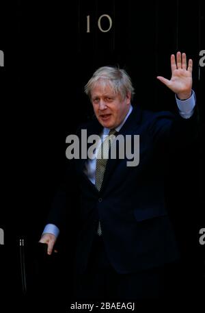 (200327) -- LONDRES, 27 mars 2020 (Xinhua) -- photo du dossier prise le 13 décembre 2019 montre que le Premier ministre britannique Boris Johnson pose au 10 Downing Street après son discours à Londres, Grande-Bretagne. Le cabinet du Premier ministre britannique a déclaré vendredi que le Premier ministre Boris Johnson avait testé un coronavirus positif. (Xinhua/Han Yan) Banque D'Images