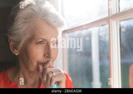 Femme senior distanciation sociale à la maison pendant le verrouillage de quarantaine Banque D'Images