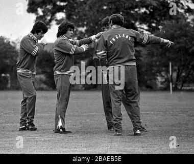 (l-r) Dave Johnson, Kevin Keegan et Mick Channon écoutent le directeur Don Revie Banque D'Images