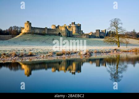 Château d'Alnwick et de la rivière Aln, Northumberland, England Banque D'Images