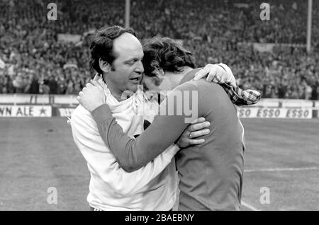 Joe Corrigan, gardien de but de Manchester City, laisse ses émotions s'exprimer après la victoire 2-1 de son équipe Banque D'Images