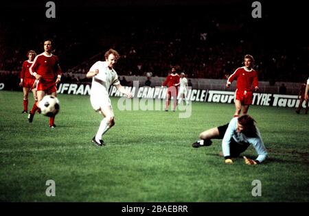 Le gardien de but du Bayern Munich, Sepp Maier (r), économise du Billy Bremner (l) de Leeds United Banque D'Images