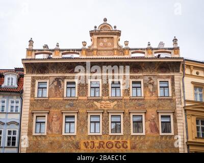 Bâtiment VJ Rott sur le Namesti masculin, la vieille ville de Prague, République tchèque construit au XIXe siècle décoré par Mikolas Ales Banque D'Images