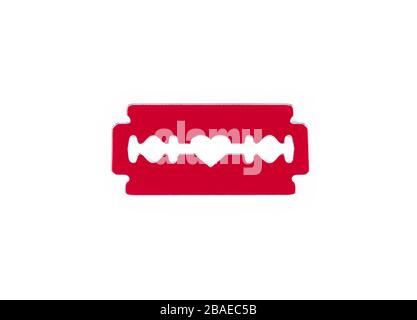 Une lame de rasoir rouge avec une ouverture en forme de coeur au milieu isolée sur la vue de dessus blanche Banque D'Images