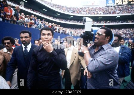 Le champion du monde de boxe à fort poids Muhammad Ali (c) est filmé lorsqu'il sort au stade Giants avec son frère Rahaman (second l) pour saluer Pele avant le match final de la Star brésilienne de sa carrière Banque D'Images