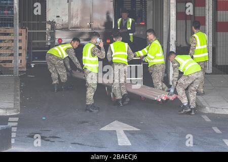 Le personnel militaire déplace les fournitures au centre Excel de Londres, qui est fait dans un hôpital temporaire - l'hôpital NHS Nightingale, composé de deux salles, chacune de 2 000 personnes, pour aider à lutter contre le coronavirus. Banque D'Images