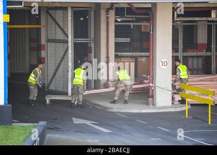 Le personnel militaire déplace les fournitures au centre Excel de Londres, qui est fait dans un hôpital temporaire - l'hôpital NHS Nightingale, composé de deux salles, chacune de 2 000 personnes, pour aider à lutter contre le coronavirus. Banque D'Images