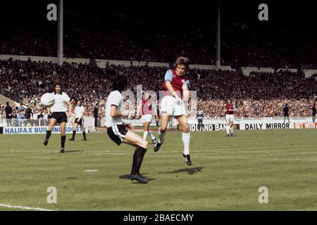 West Ham United's Billy Jennings (r) dirige un header goalwards Banque D'Images