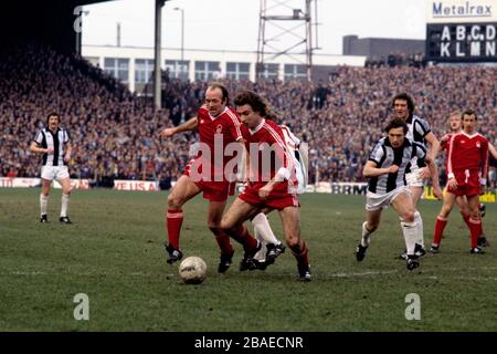 Le moulin Archie Gemmill de Nottingham Forest (deuxième) et Martin O'Neill (troisième l) forcent leur chemin devant le Derek Statham (quatrième l) de West Bromwich Albion, surveillé par des coéquipiers John McGovern (r) et Kenny Burns (deuxième r), et le Tony Brown (l) d'Albion, Ally Brown (troisième r) et Willie Johnston (quatrième r) Banque D'Images