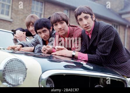 L'OMS en novembre 1966. Pendant une pause dans le tournage d'un programme télévisé allemand, ils se penchent sur le capot du coupé Volvo P1800 de Roger Daltrey dans le parc du siège du Duc de York à Chelsea. De gauche à droite : Roger Daltrey, John Entwistle, Keith Moon, Pete Townshend. Photo : Tony Gale Banque D'Images