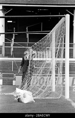 Le Groundsman du comté de Notts, Peter Thompson, met le filet de but en hausse Banque D'Images