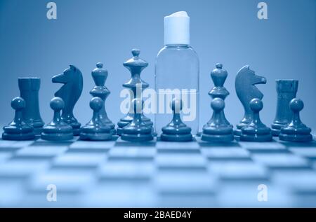 Le concept de coronavirus illustre les pièces d'échecs et l'aseptisant à la main sur le chessboard, illustrant la lutte mondiale contre la nouvelle épidémie de covid-19. Banque D'Images