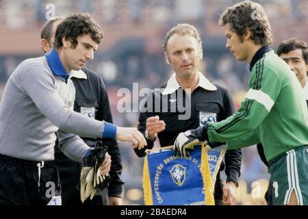 Les deux capitaines, qui sont aussi les deux gardiens de but, échangent des pennants avant le coup d'envoi devant le Referee Abraham Klein. Le capitaine italien (l) est Dino Zoff et le capitaine brésilien est Leao (r). Banque D'Images