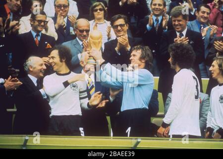 (l-r) le capitaine de l'Allemagne de l'Ouest Franz Beckenbauer et gardien de but Sepp Maier, avec la coupe du monde après avoir battu les Pays-Bas 2-1. Banque D'Images