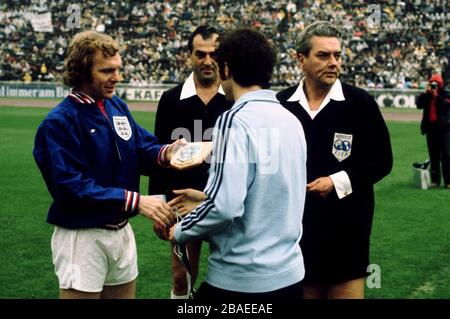 L-R : Bobby Moore, Angleterre et Franz Beckenbauer, Allemagne de l'Ouest Banque D'Images