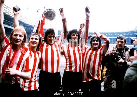 (L-R) Mick Horsfory de Sunderland, Dennis Tueart, Vic Halom, Richie Pitt et Billy Hughes célèbrent avec la coupe FA après leur victoire de 1 à 0 Banque D'Images