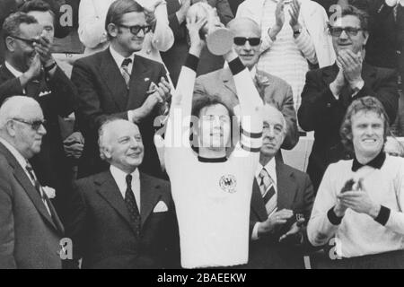 Le capitaine de l'Allemagne de l'Ouest Franz Beckenbauer lève la coupe du monde après avoir battu les Pays-Bas 2-1. Banque D'Images