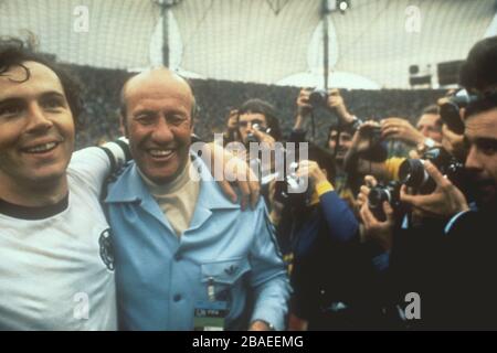 Helmut Schon (r), le Manager de l'Allemagne de l'Ouest, et Franz Beckenbauer célèbrent la victoire de l'équipe sur les Pays-Bas lors de la finale de la coupe du monde. Banque D'Images