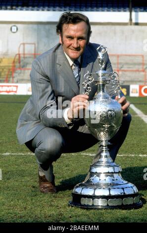Don Revie Leeds United Manager avec le trophée championnat de Ligue Banque D'Images